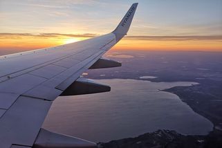 Emise z létání jde snížit snadno. „Stačí“ zrušit byznys class a více letadla vytížit, v USA pomohou i pilulky na hubnutí